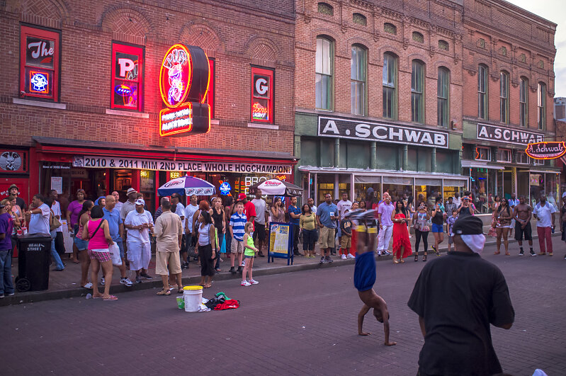 These street acrobats managed over 20 flic-flacs in a row... cra